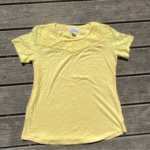 Liz Claiborne: Yellow Lace Short Sleeve Top. Women’s Size Small.